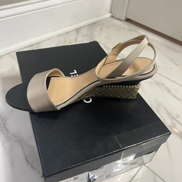 NIB - Gorgeous Chanel Pearl and Gold Wedges - Collector's Dream - Picture 7 of 8